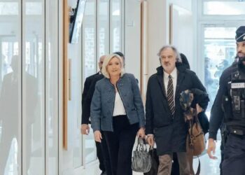 Le Pen e outros membros do partido eleitos para o Parlamento Europeu foram acusados de usar indevidamente uma verba orçamentária destinada a assessores da UE.