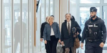Le Pen e outros membros do partido eleitos para o Parlamento Europeu foram acusados de usar indevidamente uma verba orçamentária destinada a assessores da UE.