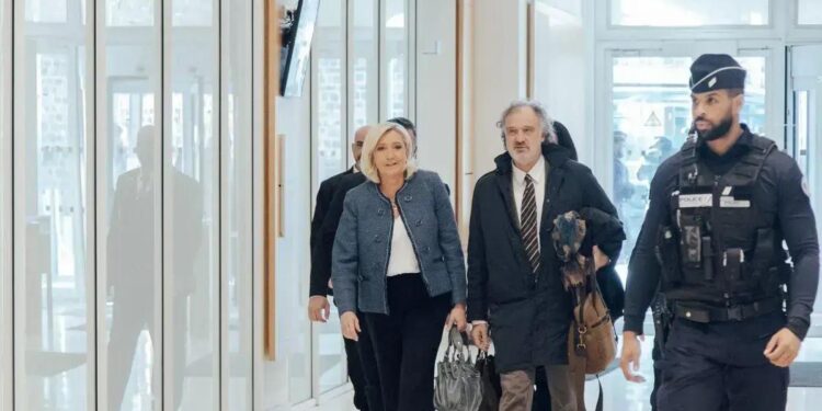 Le Pen e outros membros do partido eleitos para o Parlamento Europeu foram acusados de usar indevidamente uma verba orçamentária destinada a assessores da UE.