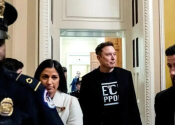 Musk disse que acredita que seu Departamento de Eficiência Governamental pode encontrar esse nível de economia de custos dentro de 130 dias a partir do início do mandato de Trump, que começou em 20 de janeiro