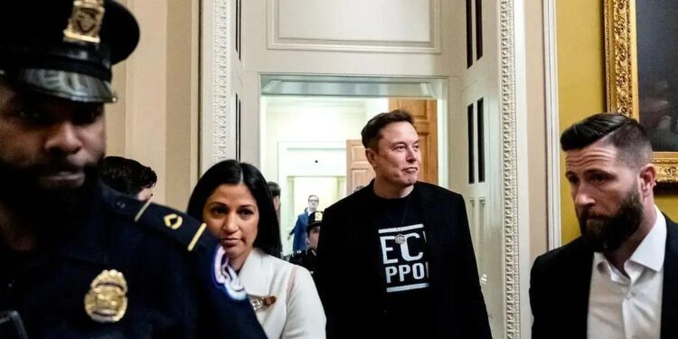 Musk disse que acredita que seu Departamento de Eficiência Governamental pode encontrar esse nível de economia de custos dentro de 130 dias a partir do início do mandato de Trump, que começou em 20 de janeiro