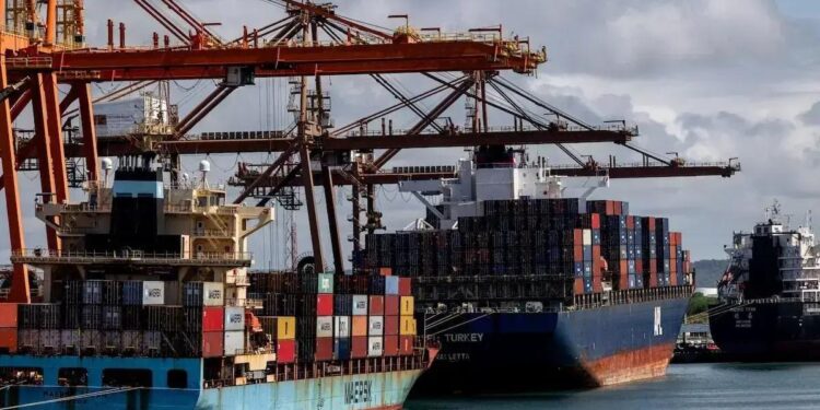 Navios no Porto de Suape em Pernambuco: rearranjo comercial com Donald Trump pode mudar cadeias de suprimento (Foto: Maira Erlich/Bloomberg)