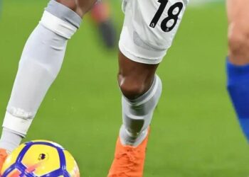 Nos últimos meses, a Nike assinou acordos com a NFL, a NBA, a WNBA, o FC Barcelona e a Confederação Brasileira de Futebol; analistas não esperam que a empresa volte a crescer em vendas até 2026.