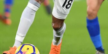 Nos últimos meses, a Nike assinou acordos com a NFL, a NBA, a WNBA, o FC Barcelona e a Confederação Brasileira de Futebol; analistas não esperam que a empresa volte a crescer em vendas até 2026.