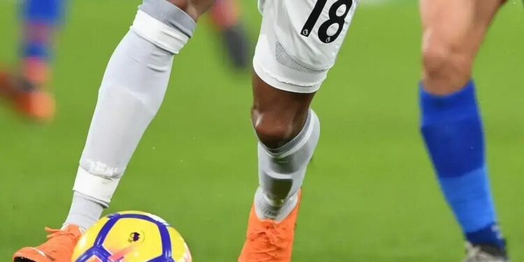 Nos últimos meses, a Nike assinou acordos com a NFL, a NBA, a WNBA, o FC Barcelona e a Confederação Brasileira de Futebol; analistas não esperam que a empresa volte a crescer em vendas até 2026.