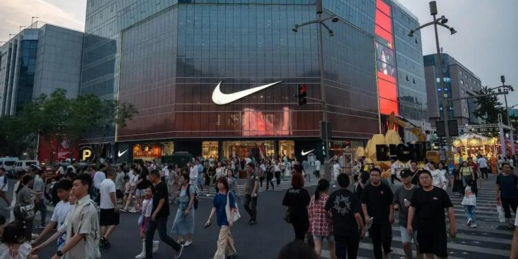 O CEO Elliott Hill reformulou a equipe de gerenciamento sênior da Nike desde que assumiu o cargo principal em outubro, incluindo a nomeação de novos chefes dos departamentos de marketing esportivo, jurídico e de recursos humanos