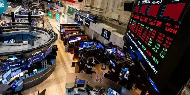 O estrategista recomendou que os investidores posicionassem seus portfólios de forma defensiva, concentrando-se em empresas com fortes revisões de lucros futuros.