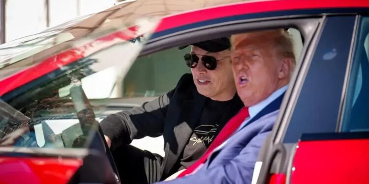 O presidente dos EUA, Donald Trump, e o CEO da Tesla e da SpaceX, Elon Musk, se sentam em um Tesla Model S no gramado sul da Casa Branca em 11 de março de 2025, em Washington, DC.