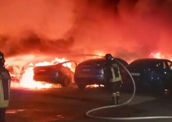 Os carros, as concessionárias e as portas de recarga da Tesla enfrentaram uma série de atos de vandalismo nas últimas semanas