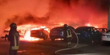 Os carros, as concessionárias e as portas de recarga da Tesla enfrentaram uma série de atos de vandalismo nas últimas semanas