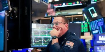“Os mercados estarão agora totalmente à mercê de um dilúvio iminente de notícias relacionadas a tarifas, ao mesmo tempo em que serão altamente reativos a quaisquer dados econômicos dos EUA”, disse Chris Weston, chefe de pesquisa do Pepperstone em Melbourne