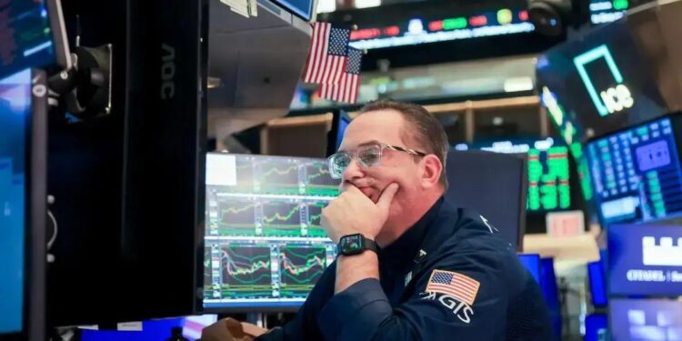 “Os mercados estarão agora totalmente à mercê de um dilúvio iminente de notícias relacionadas a tarifas, ao mesmo tempo em que serão altamente reativos a quaisquer dados econômicos dos EUA”, disse Chris Weston, chefe de pesquisa do Pepperstone em Melbourne