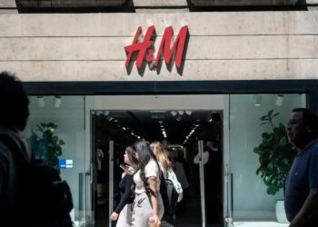 Os resultados mais fracos da H&M ocorreram no momento em que a varejista Next elevou sua orientação de lucro para o ano fiscal atual na quinta-feira, depois de ter superado £ 1 bilhão de lucro no ano passado.
