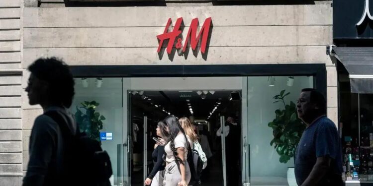 Os resultados mais fracos da H&M ocorreram no momento em que a varejista Next elevou sua orientação de lucro para o ano fiscal atual na quinta-feira, depois de ter superado £ 1 bilhão de lucro no ano passado.