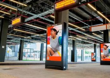 Painel da Eletromidia em terminal do Rio de Janeiro: aquisição da líder de mídia externa do Brasil faz o Grupo Globo diversificar fonte de receita