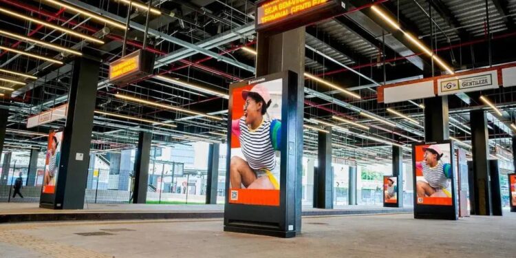 Painel da Eletromidia em terminal do Rio de Janeiro: aquisição da líder de mídia externa do Brasil faz o Grupo Globo diversificar fonte de receita