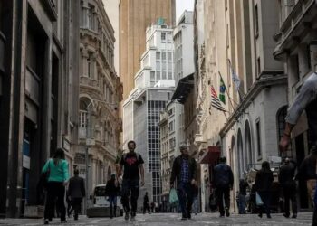 Pedestres no centro de São Paulo: O Brasil, o México e o Chile apresentaram retornos de dois dígitos. (Foto: Victor Moriyama/Bloomberg)