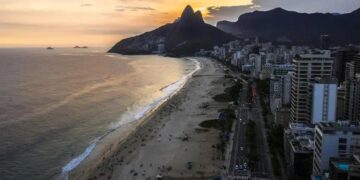Praia de Ipanema no Rio de Janeiro, um dos destinos preferidos de turistas argentinos no Brasil (Foto: Dado Galdieri/Bloomberg)