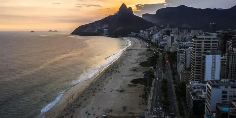Praia de Ipanema no Rio de Janeiro, um dos destinos preferidos de turistas argentinos no Brasil (Foto: Dado Galdieri/Bloomberg)
