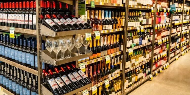 Prateleira de vinhos do supermercado Pão de Açúcar: parcerias internacionais permitem ao GPA importar rótulos exclusivos com custos mais competitivos, segundo executivo (Foto: Divulgação)