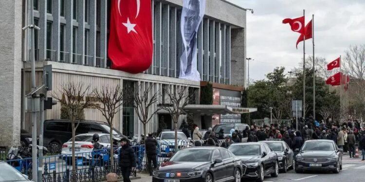 Prefeitura de Istambul: prisão de Ekrem Imamoglu gerou protestos de membros de partidos de oposição. (Foto: Kerem Uzel/Bloomberg)