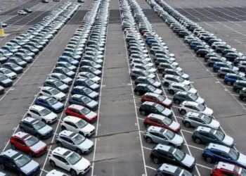 Presidente Donald Trump diz que irá implementar uma tarifa de 25% sobre as importações de automóveis,