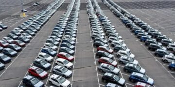 Presidente Donald Trump diz que irá implementar uma tarifa de 25% sobre as importações de automóveis,