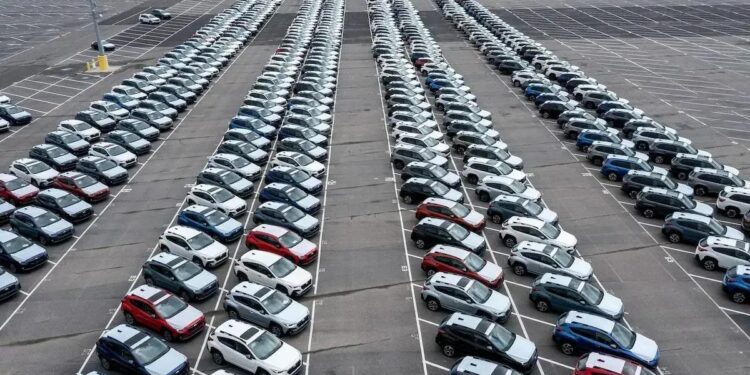 Presidente Donald Trump diz que irá implementar uma tarifa de 25% sobre as importações de automóveis,