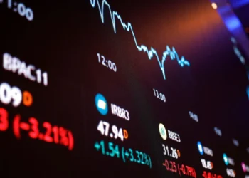 O dólar registra a sexta baixa consecutiva e atinge o valor mais baixo desde outubro; o Ibovespa alcança a marca de 131 mil pontos
