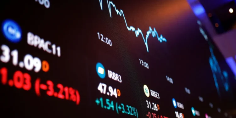 O dólar registra a sexta baixa consecutiva e atinge o valor mais baixo desde outubro; o Ibovespa alcança a marca de 131 mil pontos