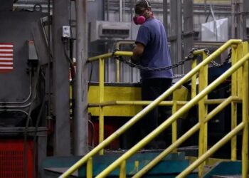 Trabalhador em fábrica em Pittsburgh: Pesquisas de intenções de gastos de capital já mostram um declínio nos últimos meses. (Foto: Luke Sharrett/Bloomberg)