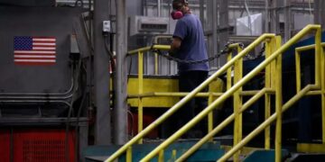 Trabalhador em fábrica em Pittsburgh: Pesquisas de intenções de gastos de capital já mostram um declínio nos últimos meses. (Foto: Luke Sharrett/Bloomberg)