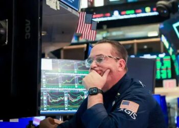 Trader na Bolsa de Nova York: Grande parte de Wall Street se pergunta quando será seguro aproveitar o momento das quedas. (Foto: Michael Nagle/Bloomberg)