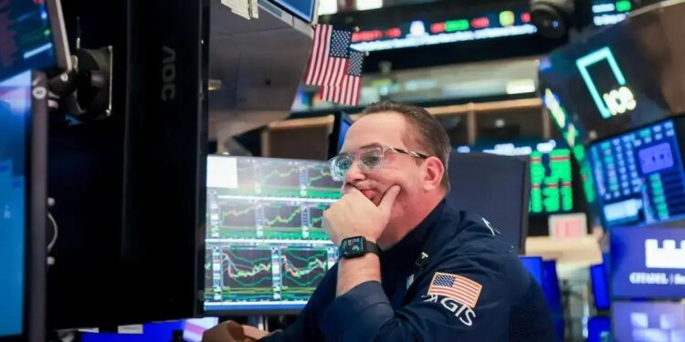 Trader na Bolsa de Nova York: Grande parte de Wall Street se pergunta quando será seguro aproveitar o momento das quedas. (Foto: Michael Nagle/Bloomberg)