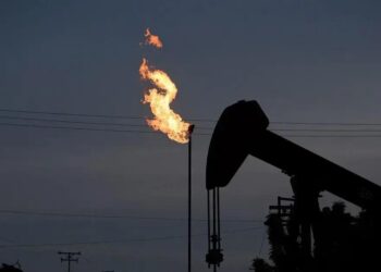 Trump emitiu na segunda-feira (24) uma ordem que permite a imposição de uma tarifa de 25% sobre qualquer país que compre petróleo e gás da Venezuela.