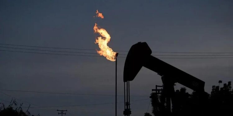 Trump emitiu na segunda-feira (24) uma ordem que permite a imposição de uma tarifa de 25% sobre qualquer país que compre petróleo e gás da Venezuela.