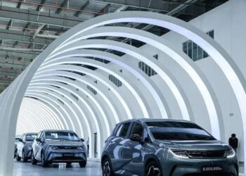 Veículos elétricos BYD saem da linha de produção na fábrica da montadora em Nikhom Phatthana, Tailândia, em julho