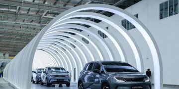 Veículos elétricos BYD saem da linha de produção na fábrica da montadora em Nikhom Phatthana, Tailândia, em julho
