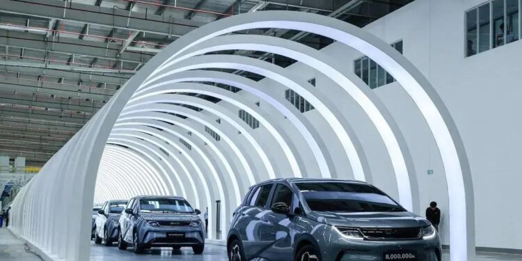 Veículos elétricos BYD saem da linha de produção na fábrica da montadora em Nikhom Phatthana, Tailândia, em julho