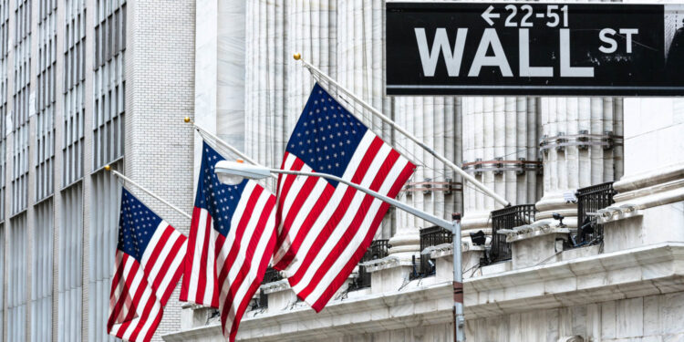 Ibovespa despenca com receio de recessão nos Estados Unidos e tarifas de Trump, porém encerra março com valorização superior a 6%