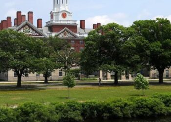 Yale e Harvard demitiram funcionários de seus cargos à medida que o governo Trump pressiona as universidades a combater o antissemitismo no campus ou perder o financiamento federal.
