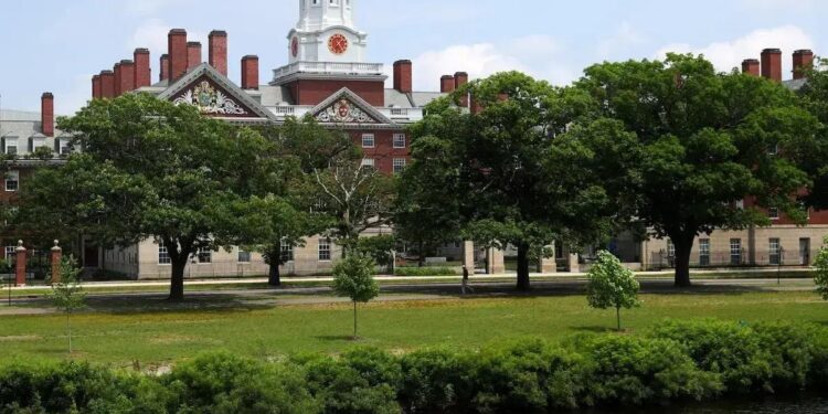 Yale e Harvard demitiram funcionários de seus cargos à medida que o governo Trump pressiona as universidades a combater o antissemitismo no campus ou perder o financiamento federal.