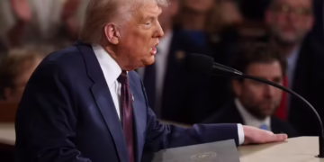 Trump afirma que os EUA estão gerando uma receita diária de 2 bilhões de dólares através de tarifas