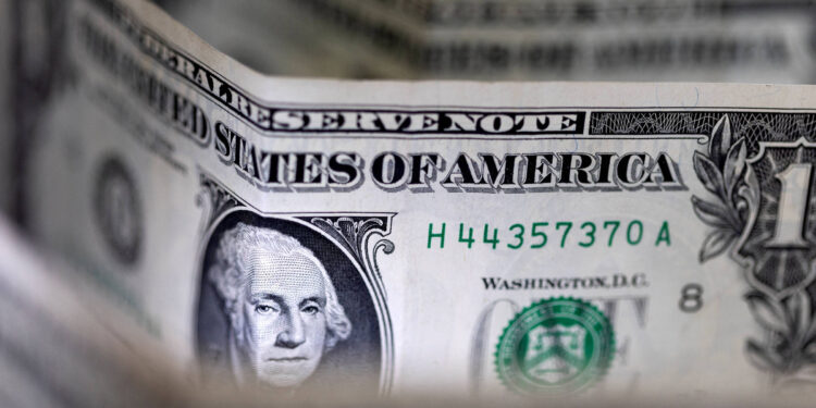Ibovespa encerra em alta em sintonia com a recuperação global; o dólar cai