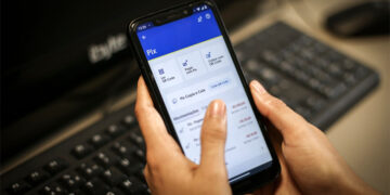 As fraudes no Pix aumentaram para mais de 390 mil mensais em 2024, de acordo com dados do Banco Central