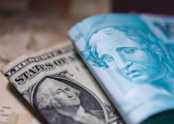 Após Trump isentar produtos eletrônicos, o dólar recua para R$ 5,85