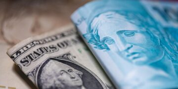 Após Trump isentar produtos eletrônicos, o dólar recua para R$ 5,85