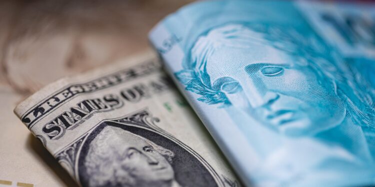 Após Trump isentar produtos eletrônicos, o dólar recua para R$ 5,85