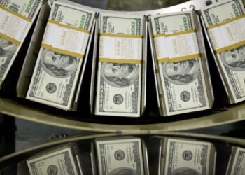O dólar subiu levemente e atingiu R$ 5,69; o Ibovespa encerrou quase estável à espera de novas tarifas