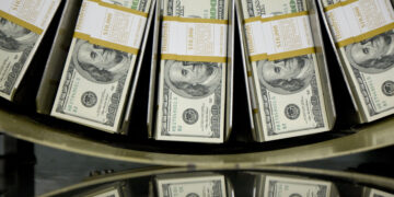 O dólar subiu levemente e atingiu R$ 5,69; o Ibovespa encerrou quase estável à espera de novas tarifas